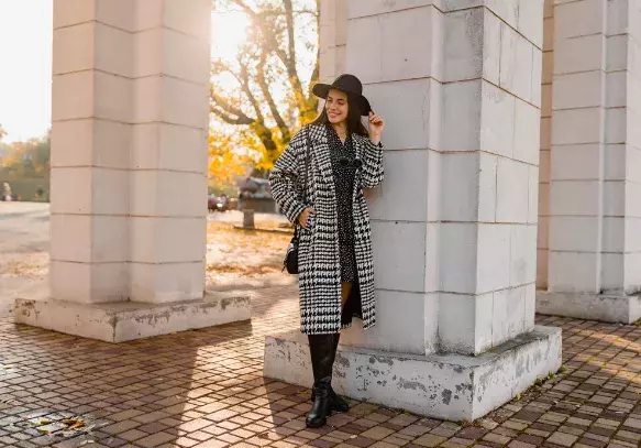 žena v kostkovaném oblečení