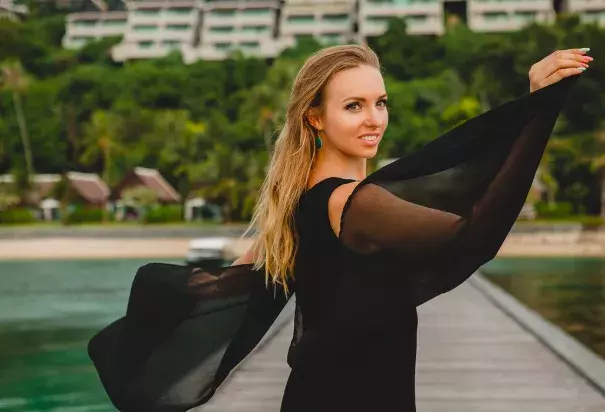 žena v průsvitném oblečení