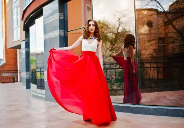 žena v průsvitném oblečení