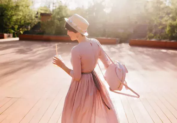 žena v průsvitném oblečení