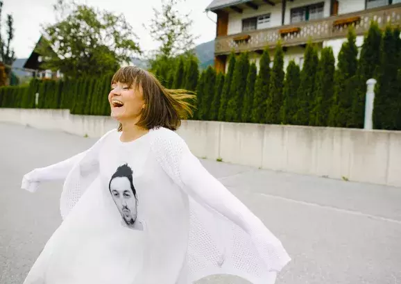 žena v průsvitném oblečení