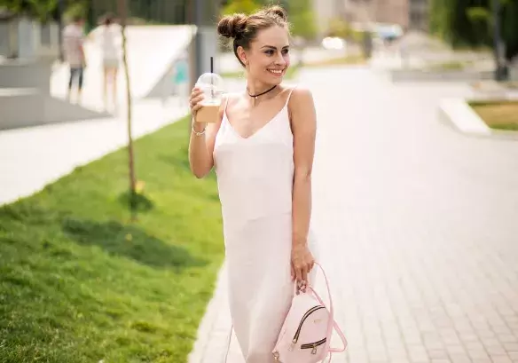 žena v průsvitném oblečení