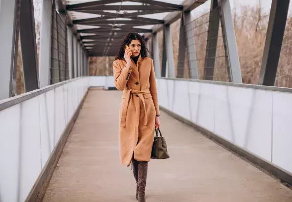 žena v hnědém kabátu