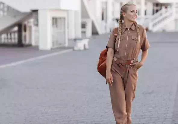 žena v hnědém overalu