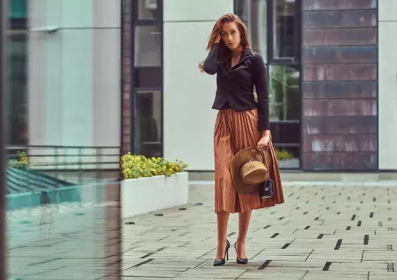 žena v hnědé sukni