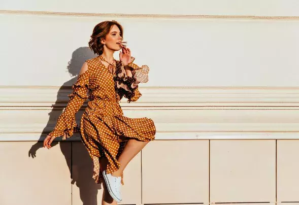 žena v hnědým šatech