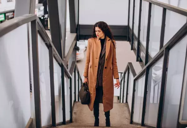 žena v hnědém kabátu