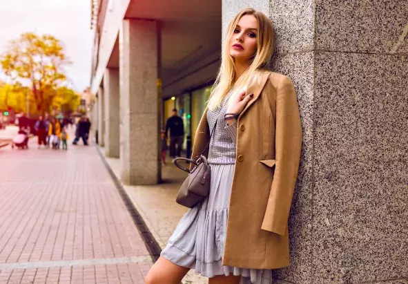 žena v hnědém kabátu