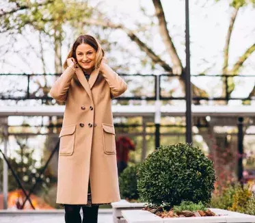 žena v hnědém kabátu