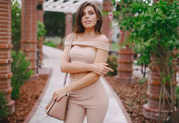 žena v hnědém oblečení