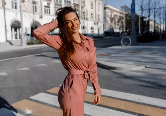 žena v hnědém oblečení