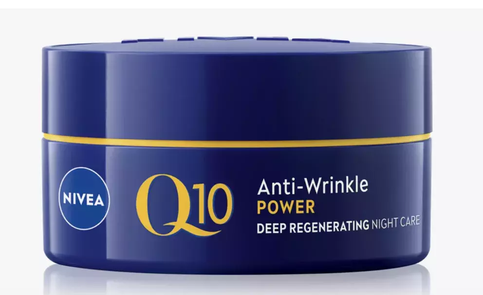 <p>Zpevňující noční krém proti vráskám, Q10, Nivea, 321 Kč</p>

<p>V jeho složení najdete Duo Collagen Booster – čistý koenzym Q10 a kreatin, které posílí kožní buňky a podpoří v pleti tvorbu vlastního kolagenu a elastinu. Kyselina hyaluronová pak pleť intenzivně hydratuje a napomůže v ní uzamknout vlhkost. </p>

<p> </p>
