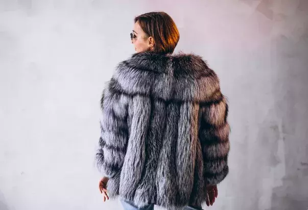žena v kožichu