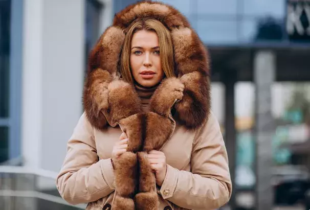 žena v kožichu
