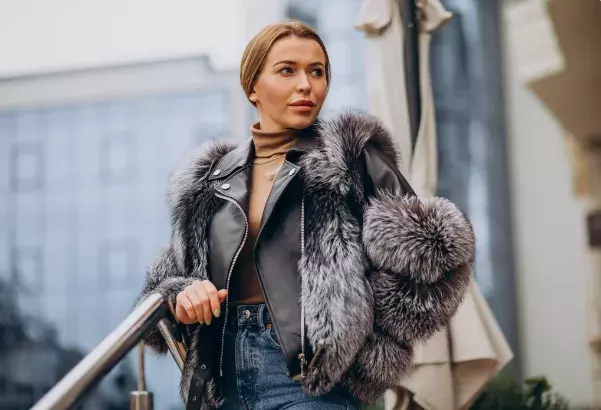 žena v kožichu