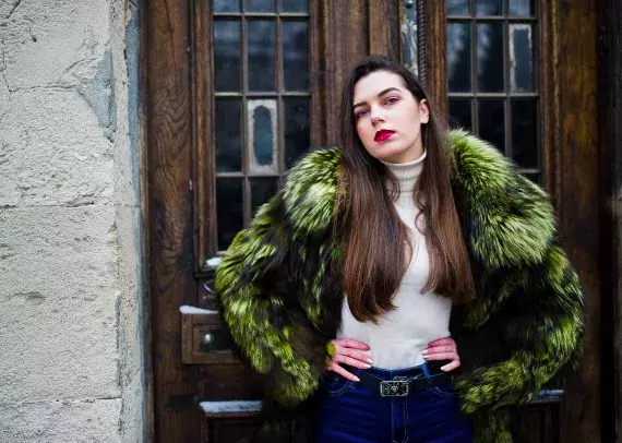 žena v kožichu