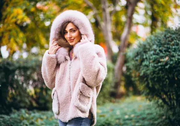 žena v kožichu