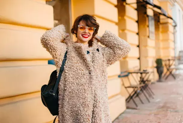 žena v kožichu