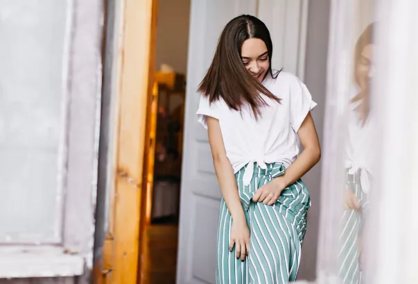 Volná midi sukně jako trend podzimu 2025. Upnutým kouskům odzvonilo 