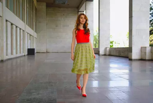 žena v midi sukni
