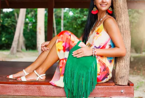 Třásně od shora až dolů: Módní trend na podzim hlásí zelenou