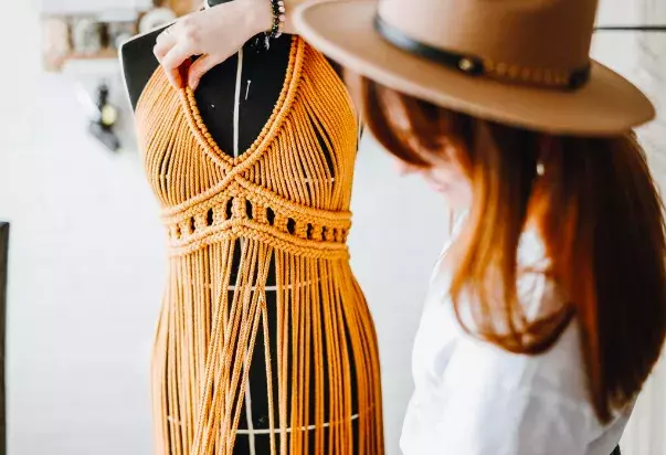 Třásně od shora až dolů: Módní trend na podzim hlásí zelenou