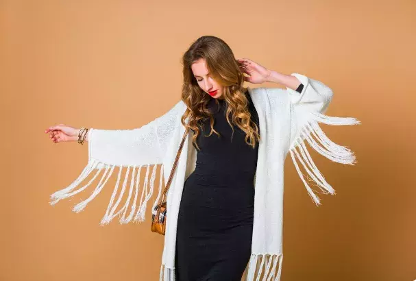 Třásně od shora až dolů: Módní trend na podzim hlásí zelenou