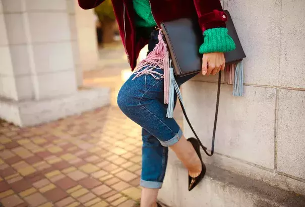 Třásně od shora až dolů: Módní trend na podzim hlásí zelenou