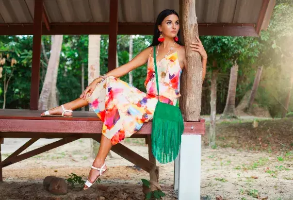 Třásně od shora až dolů: Módní trend na podzim hlásí zelenou