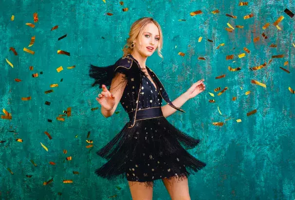 Třásně od shora až dolů: Módní trend na podzim hlásí zelenou