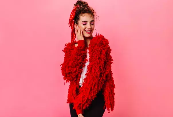 Třásně od shora až dolů: Módní trend na podzim hlásí zelenou