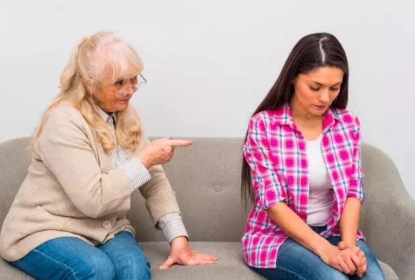 Příběh: Moje matka celý život bojuje se svou matkou, nemá ji ráda, nemůže ji odpustit, že opustila jejího otce, mého dědečka