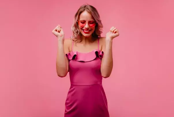 Modrá, fuchsiová nebo červená, podzim 2025 rozhodně nebude o šedi pochmurného počasí