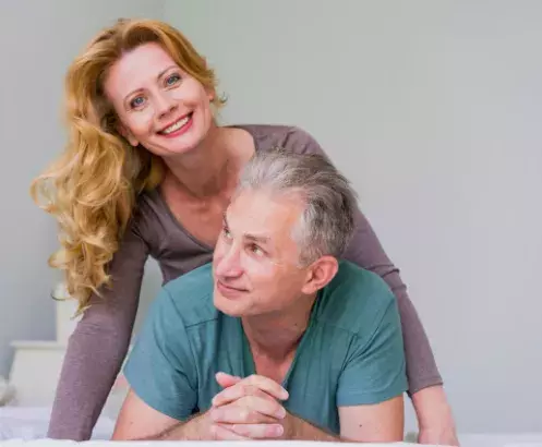 Příběh: Seznámila jsem kamarádku se svým strýcem, dělí je 30 let, ale začali spolu tajně chodit