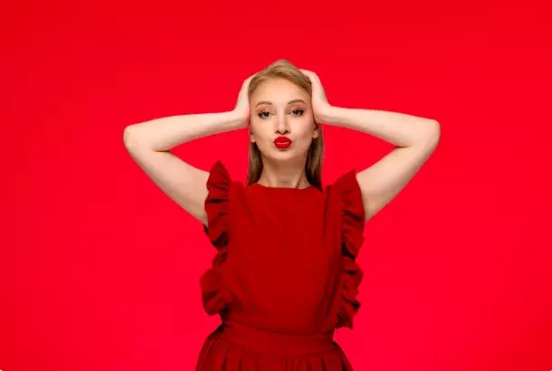 Modrá, fuchsiová nebo červená, podzim 2025 rozhodně nebude o šedi pochmurného počasí