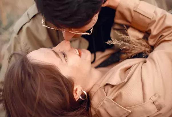 Příběh: Miluji manžela své matky. Žije s námi 5 let a já nevím, co dělat. Svěřila se Monika (33)