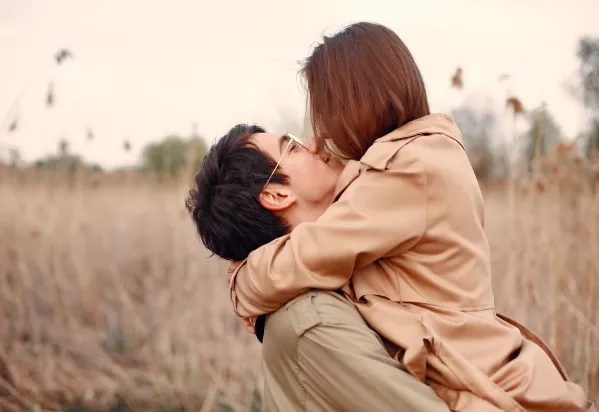 Příběh: Miluji manžela své matky. Žije s námi 5 let a já nevím, co dělat. Svěřila se Monika (33)