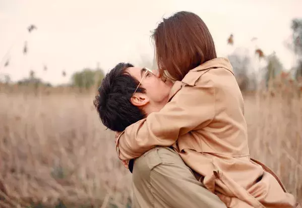 Příběh: Miluji manžela své matky. Žije s námi 5 let a já nevím, co dělat. Svěřila se Monika (33)