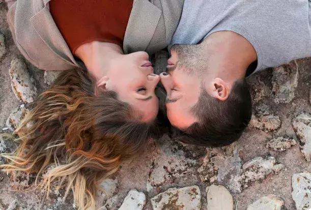 Příběh: Miluji manžela své matky. Žije s námi 5 let a já nevím, co dělat. Svěřila se Monika (33)