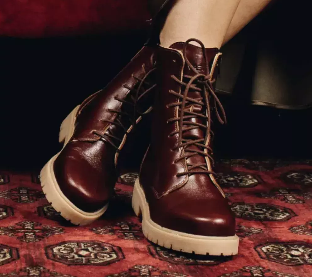 <p>Kotníkové boty Lydie Zip Brown, Vasky, 1979 Kč</p>
