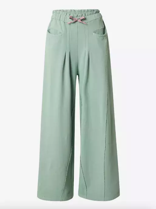 <p>Kamila Šikl Zvonové kalhoty 1439 Kč</p>
