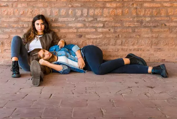 Kůže a denim, materiály, které ani na podzim nebudou chybět