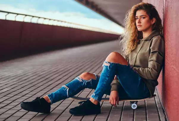 Kůže a denim, materiály, které ani na podzim nebudou chybět