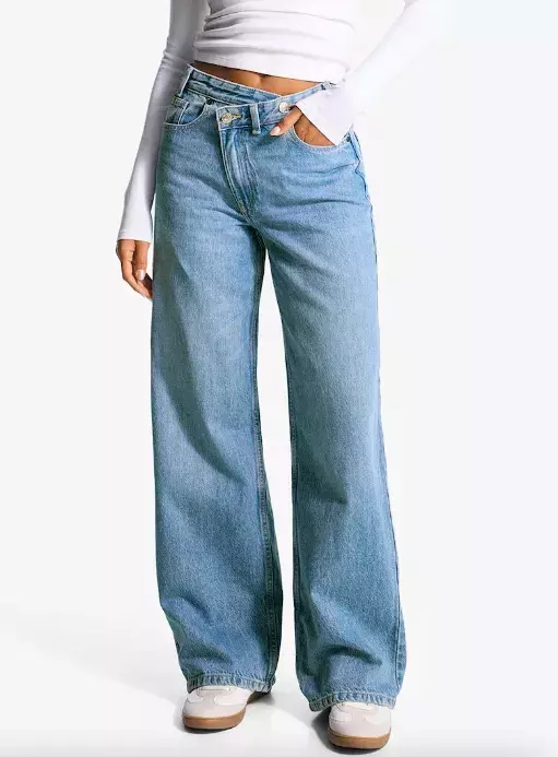 <p>Bershka Zvonové kalhoty 799 Kč</p>
