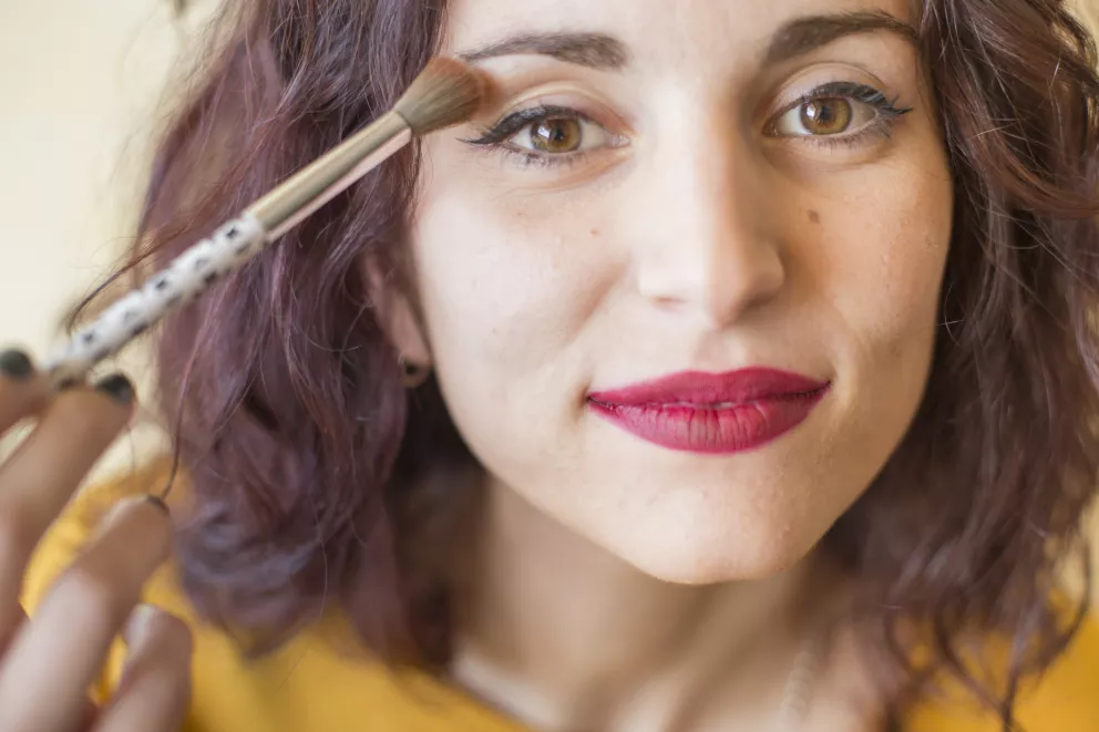 žena si líčí oči