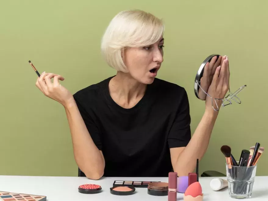 žena při líčení rtů