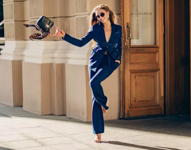 žena v elegantním kostýmku