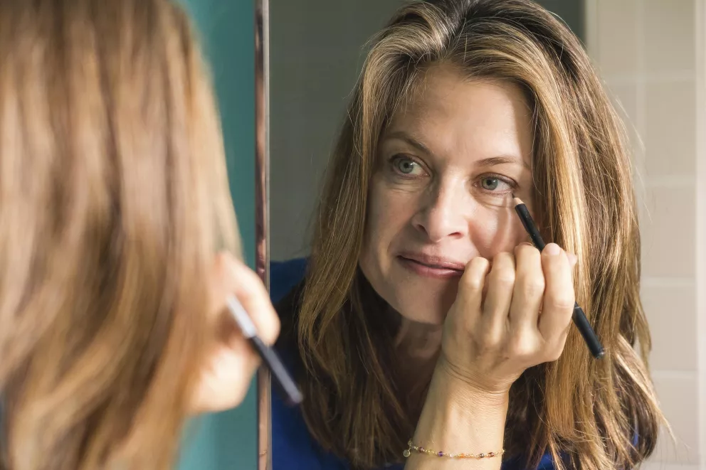 žena si dělá oční linku