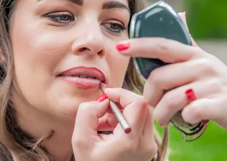 žena a oční linky