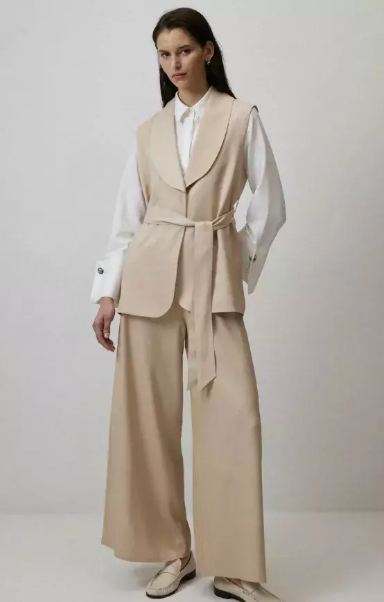 Splývavá vesta, Touché Privé, 1 967 Kč